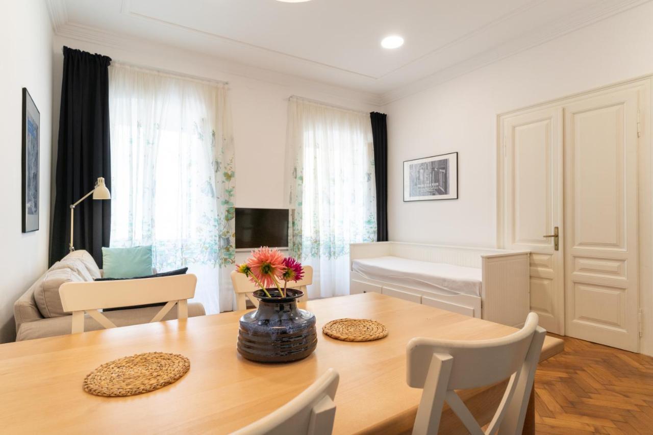 Mimi Carera Apartment & Room Ровин Екстериор снимка